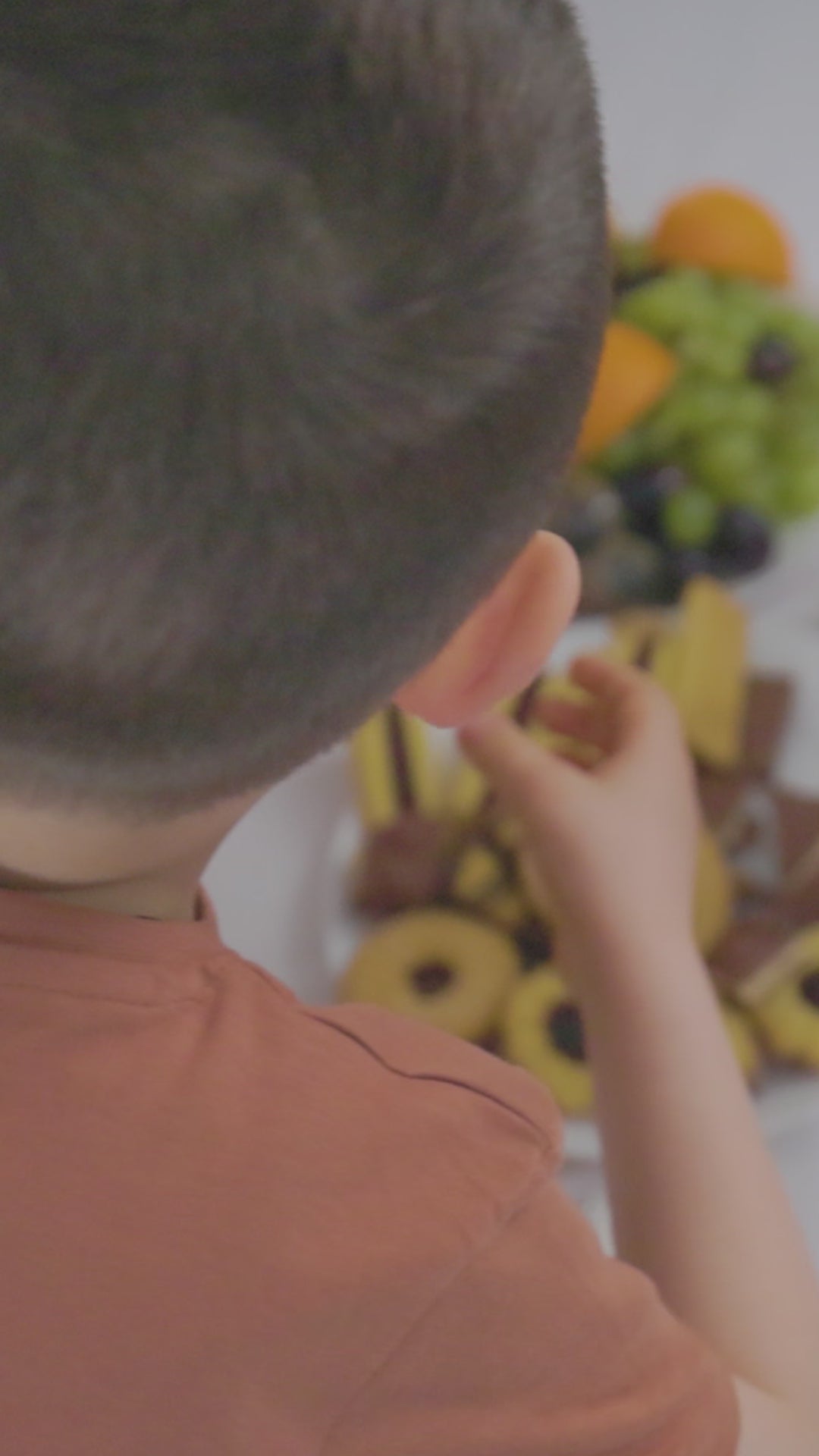 Załaduj wideo: <div class="metafield-rich_text_field"><p>Dzieci uwielbiają bawić się w łóżku i rozkoszować się pysznymi smakołykami. Czasem może to być ekscytujące, ale też stresujące, zwłaszcza, gdy młodych artystów i kucharzy nie można zatrzymać przed przypadkowym rozlaniem napojów czy rozsypywaniem jedzenia. Jednak z ochraniaczem na materac LaCama nie musisz martwić się o skutki tej radosnej zabawy. Nasz ochraniacz stanowi niezawodną barierę między Twoim materacem, a ewentualnymi plamami, wilgocią czy zabrudzeniami. Ciesz się spokojem, wiedząc, że Twój materac jest chroniony przed wszelkimi niechcianymi niespodziankami. Pozwól swoim dzieciom cieszyć się beztroską zabawą w łóżku, a my zajmiemy się resztą. To właśnie to, co oferuje LaCama - spokojna głowa i czystość w każdej sytuacji.</p></div>